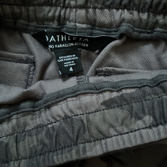 *NWT* Athleta Camo Farallon Jogger - size 4 - Picture 3 of 5